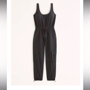 Abercrombie Women's
Traveler Cargo Jumpsuit
Size: BLACK XS